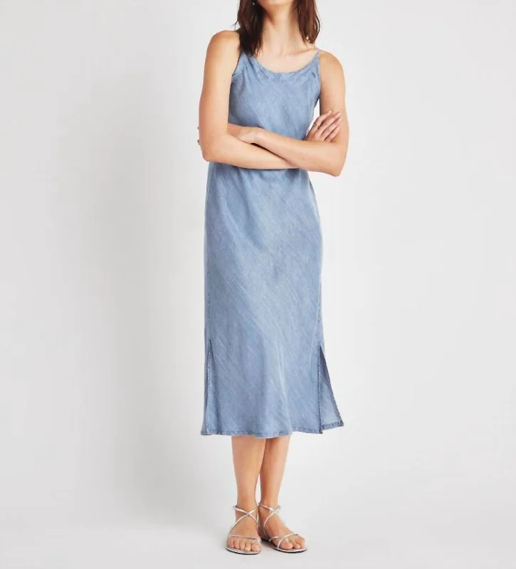 Discover the latest trends in women’s fashion   Splendid Breeze Dress In Indigo